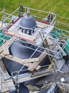 Travaux couverture de toits au château de La Bourbansais