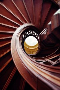 Vue d'un escalier en bois foncé