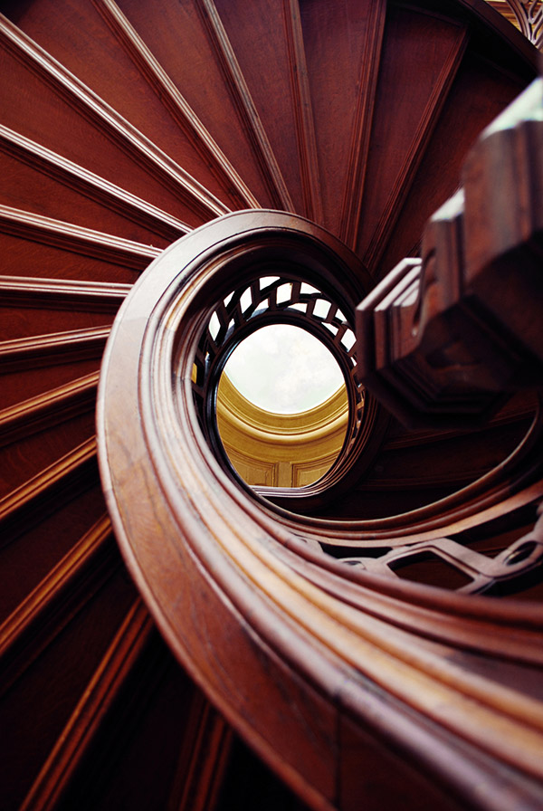 Vue d'un escalier en bois foncé