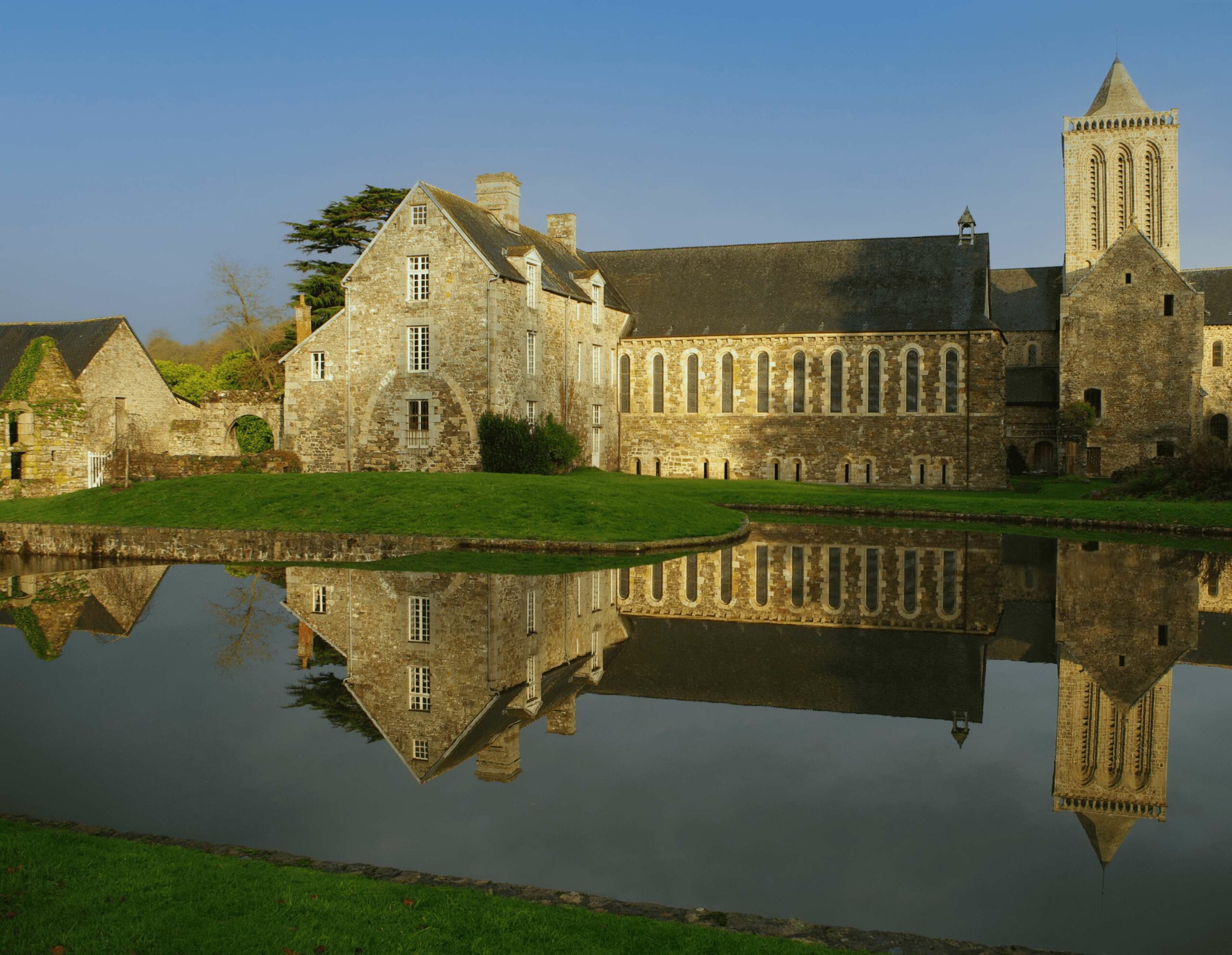 Visiter l'Abbaye de la Lucerne avec le Passeport des Demeures Historiques