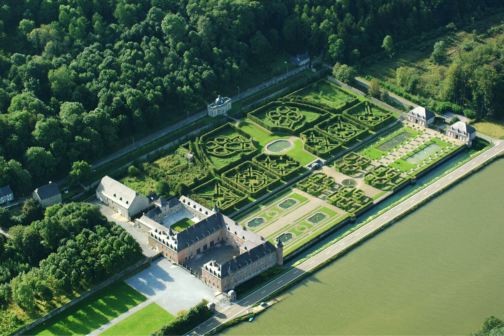 Visiter le Château de Freÿr-sur-Meuse avec le Passeport des Demeures Historiques