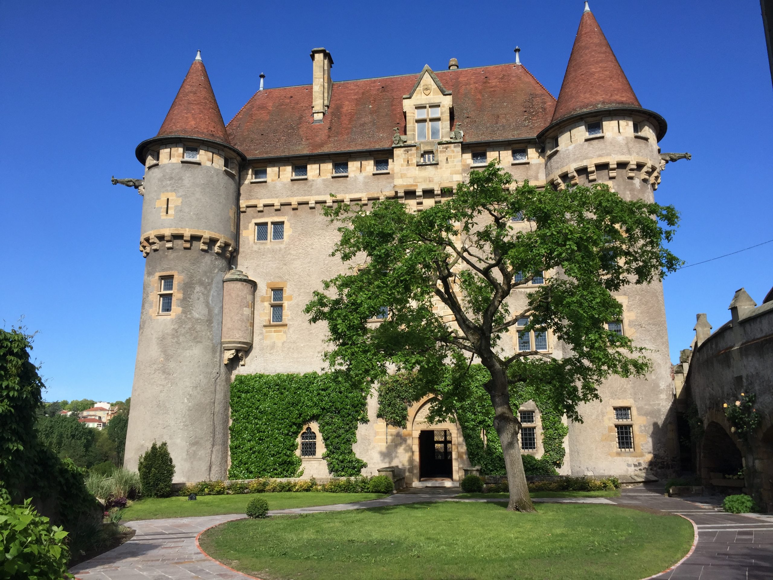 Visiter le Château de Murol en Saint Amant avec le Passeport des Demeures Historiques