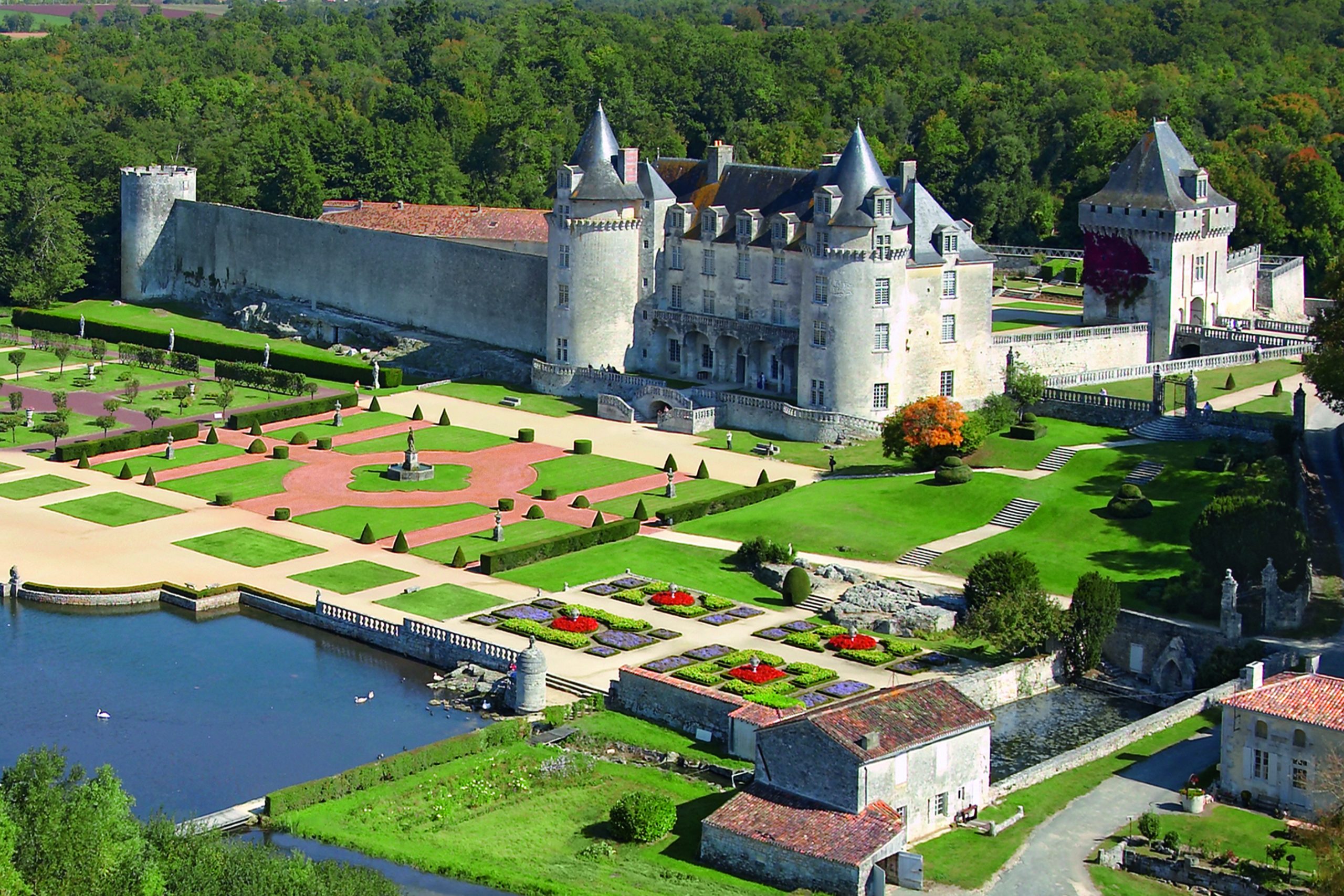 Visiter le Château de la Roche-Courbon avec le Passeport des Demeures Historiques