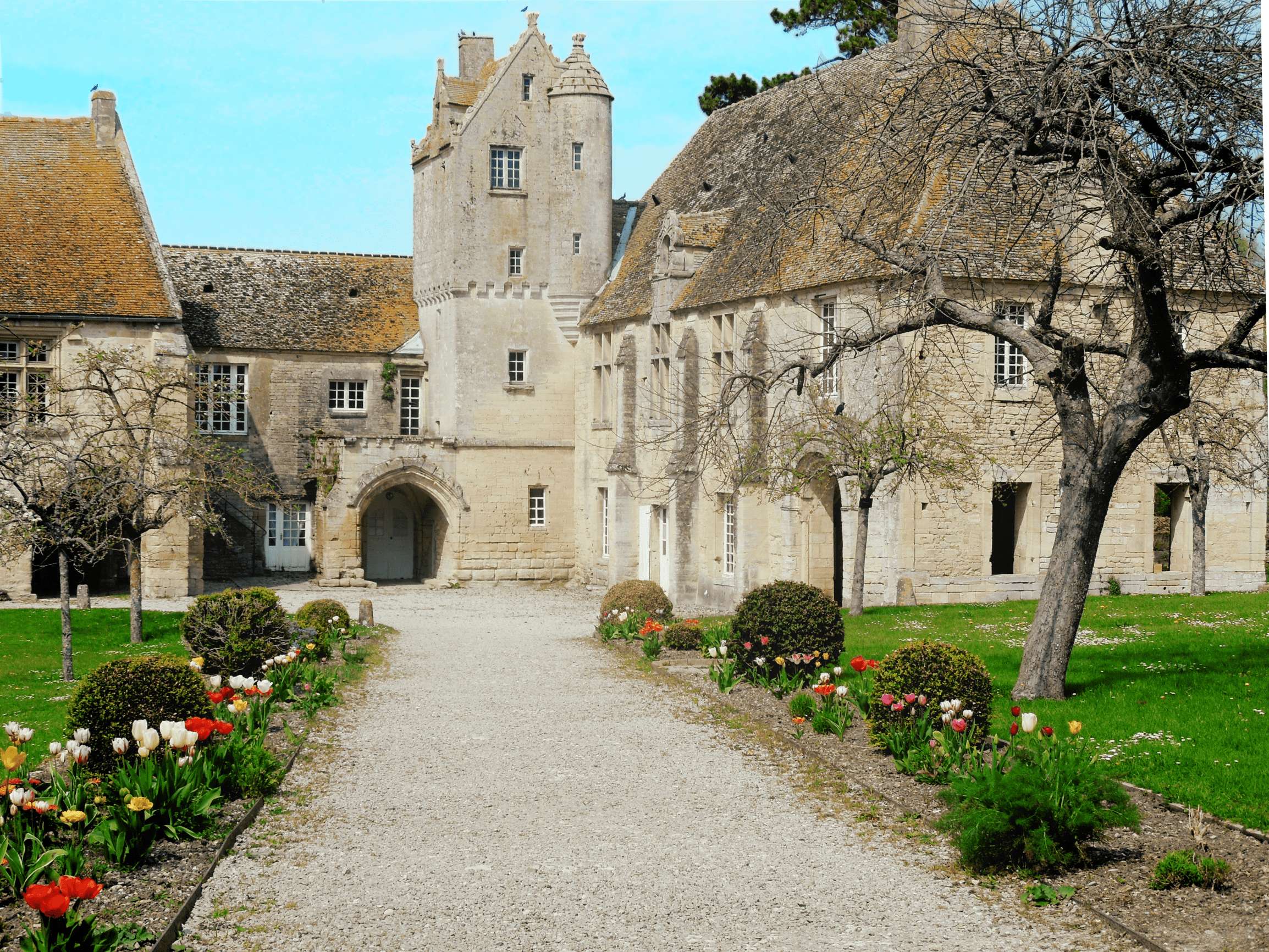 Visiter le Prieuré Saint Gabriel avec le Passeport des Demeures Historiques