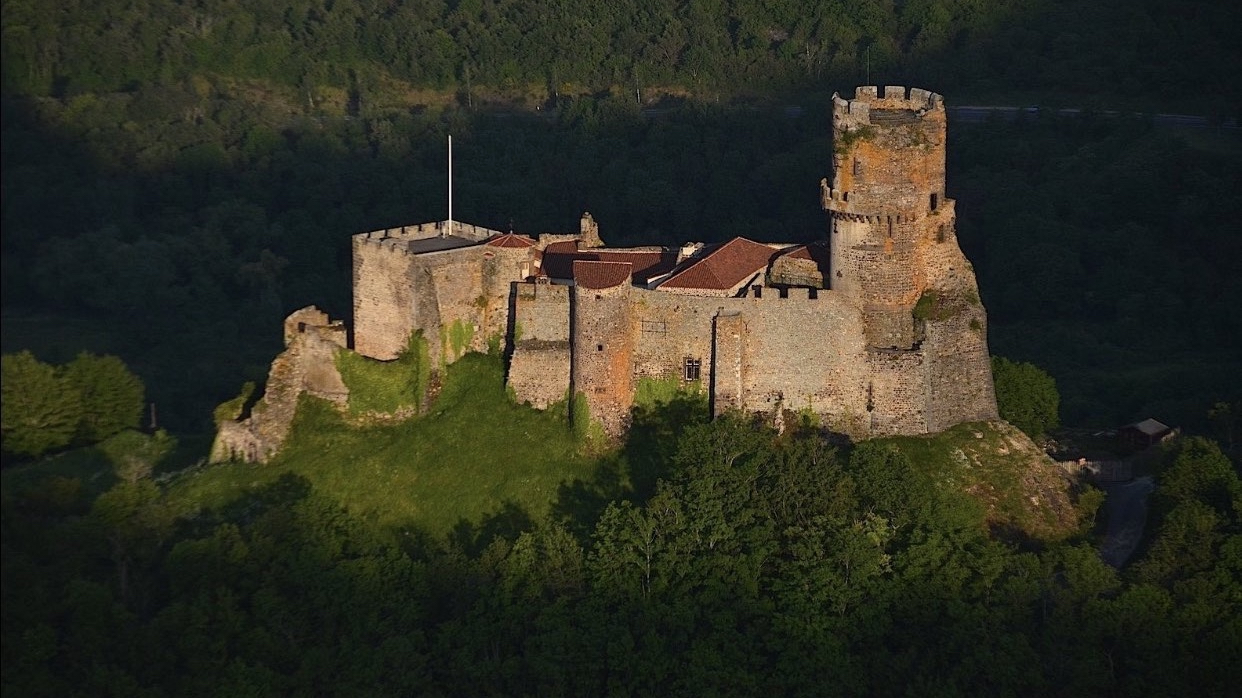 Visiter le Château de Tournoël avec le Passeport des Demeures Historiques