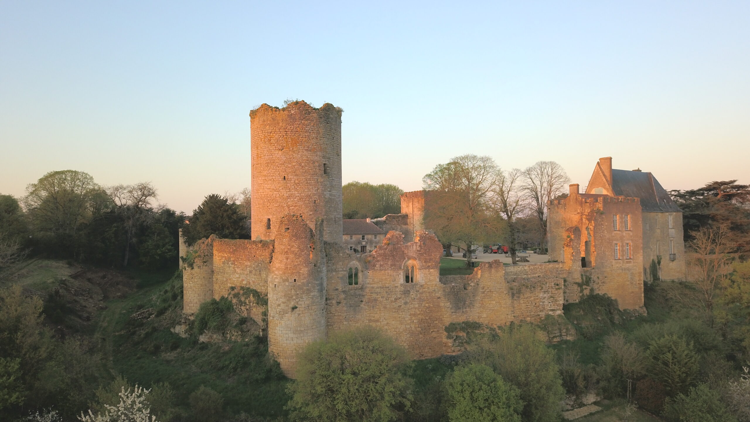 Visiter le Château de Montreuil-Bonnin avec le Passeport des Demeures Historiques