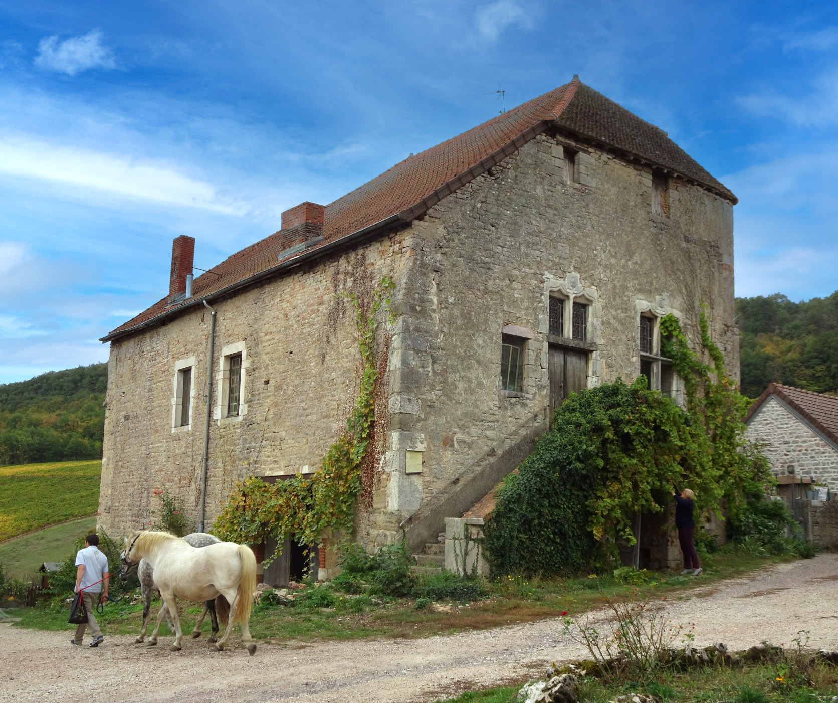 Découvrez l'Évêché de Saint-Denis-le-Vaux avec le Passeport des Demeures Historiques !