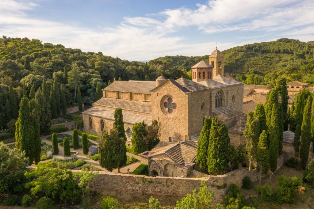 Vue d'ensemble de l'abbaye de Frontfroide avec les abords boisés