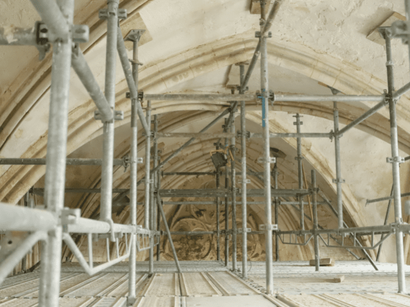 Travaux sur les voûtes de l'abbaye de Longues